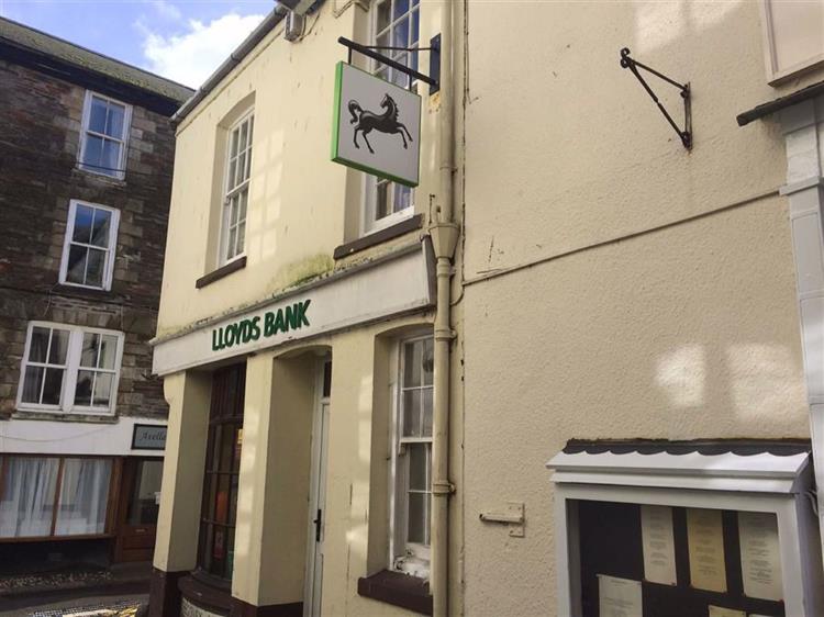 Retail Property For Sale in 7 Fore Street, Mevagissey, Cornwall, PL26 6UQ
