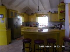 MODERN KITCHEN WITH BREAKFAST COUNTER